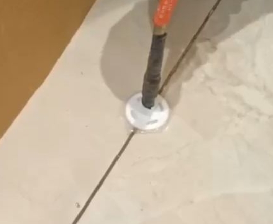九台瓷砖空鼓维修公司专业解答瓷砖在铺贴过程中，如果没有涂抹均匀到位的粘结材料（如水泥砂浆或瓷砖胶），可能会导致以下问题